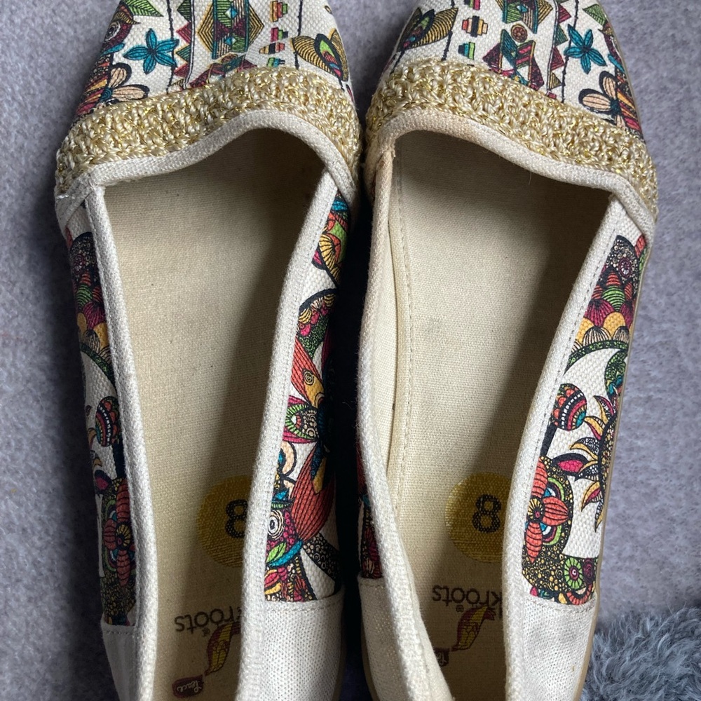 Sakroots Cream and Gold Canvas Flats with Ornate Floral Detailing size 8